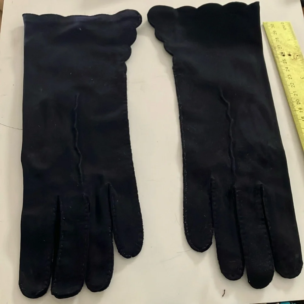 Vintage scalloped gloves